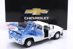 Chevrolet C-30 Abschleppwagen Roscoe Tow Service 1969 weiß / blau 1:18 Greenlight