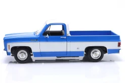 Chevrolet C10 Cheyenne Super Pick-Up Baujahr 1974 blau / weiß 1:18 Maisto