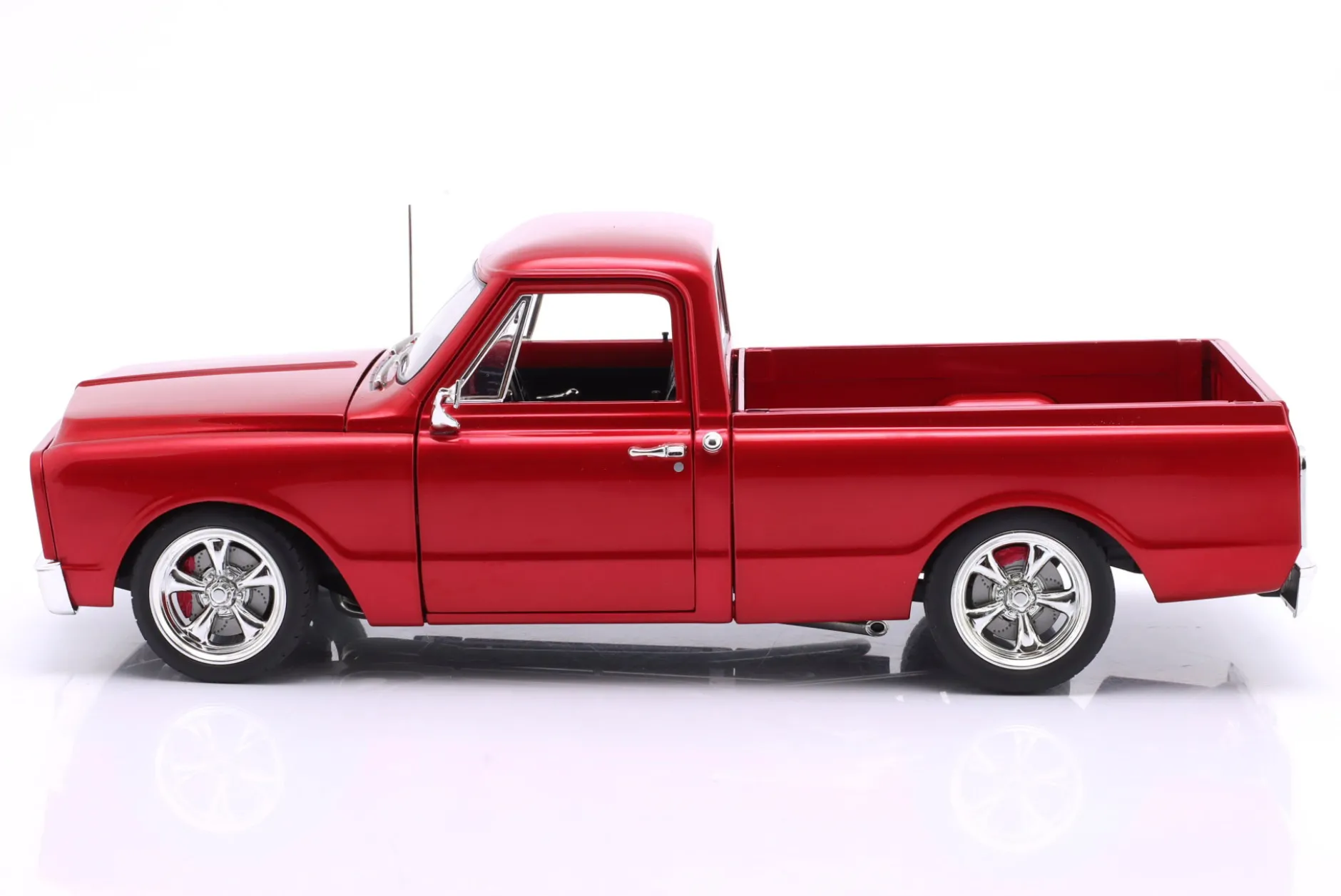 Chevrolet C-10 Custom Showtime Pickup LS3 Powered Baujahr 1967 rot 1:18 GMP