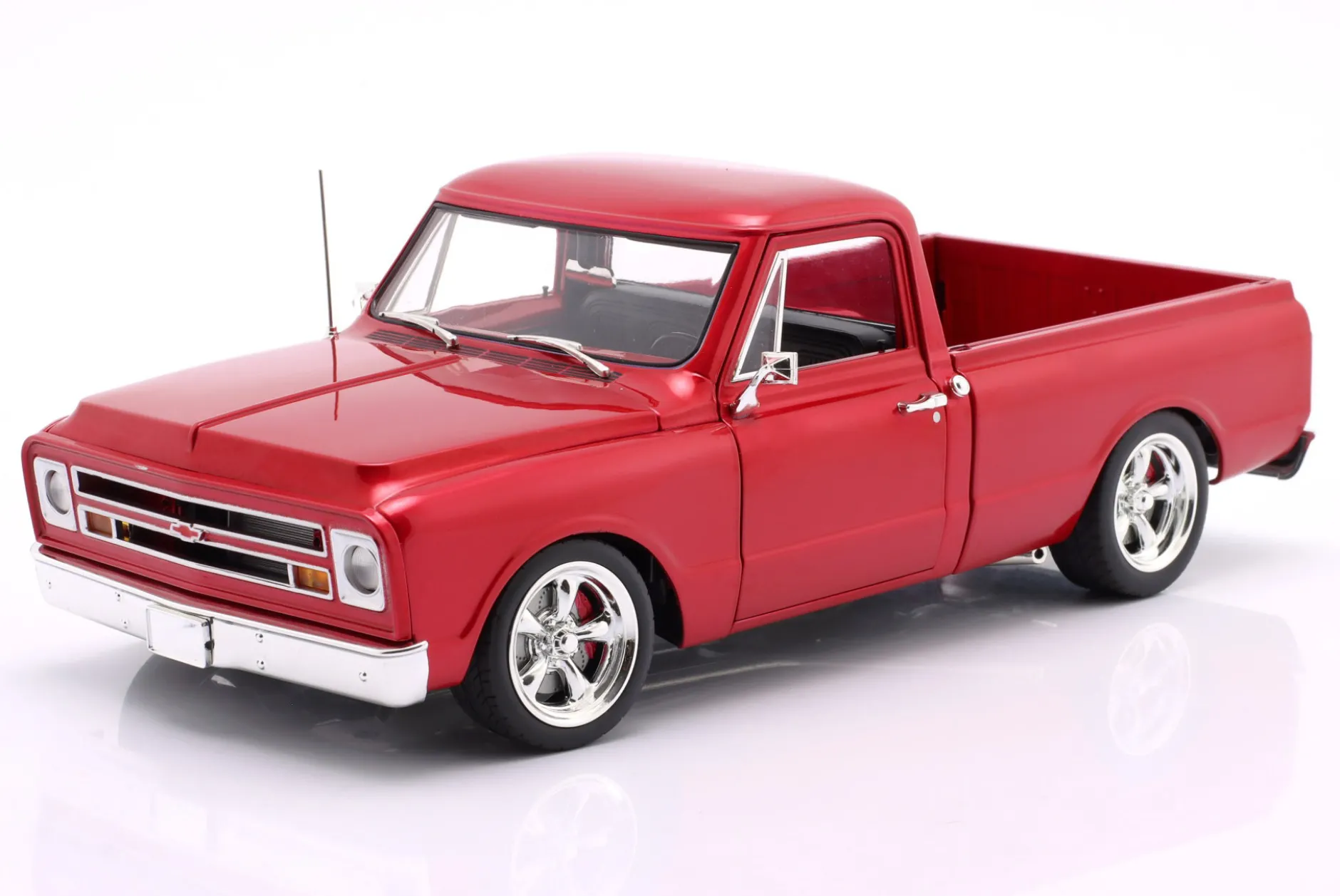 Chevrolet C-10 Custom Showtime Pickup LS3 Powered Baujahr 1967 rot 1:18 GMP