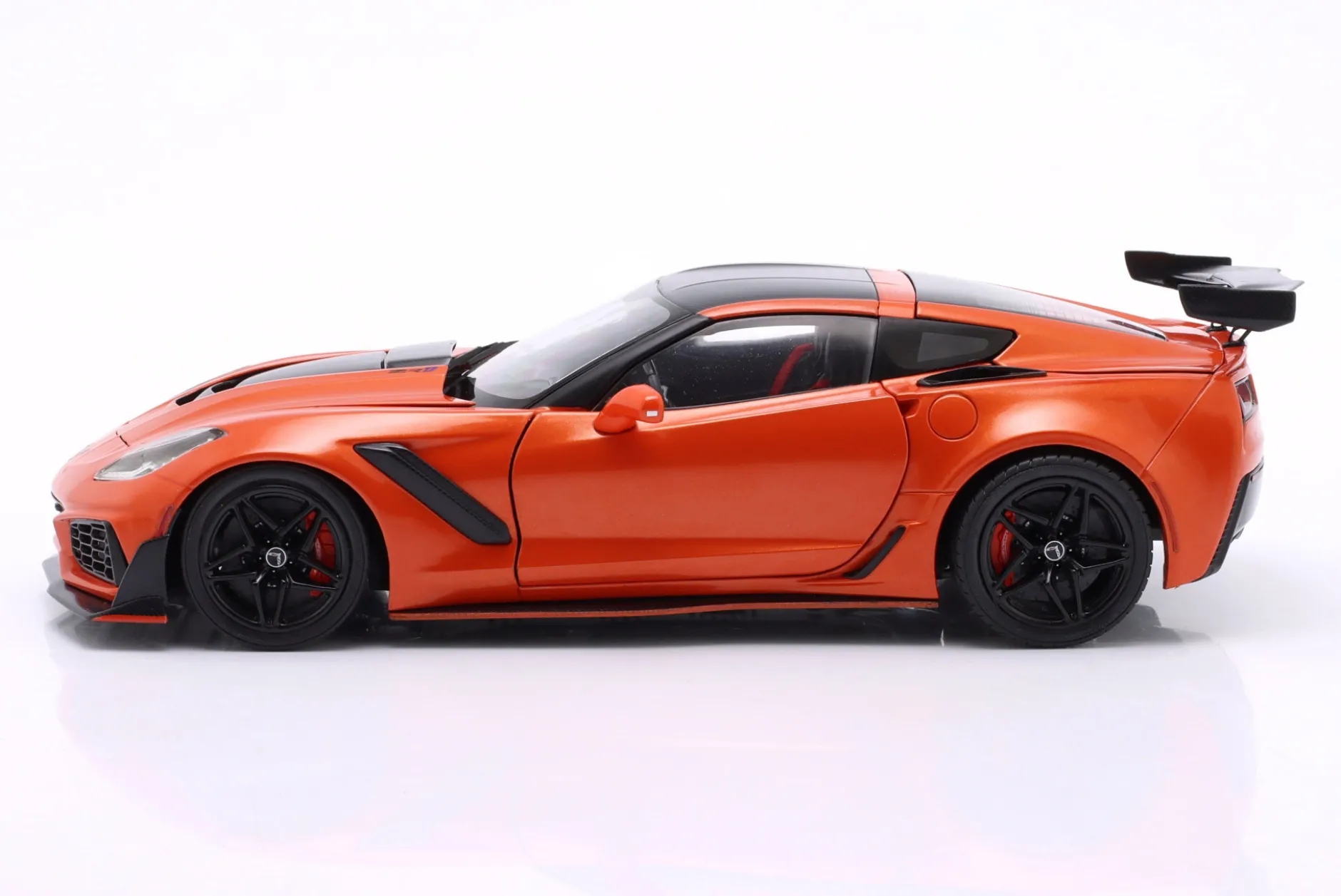 Chevrolet Corvette C7 ZR1 Baujahr 2019 orange metallic / schwarz 1:18 Ixo