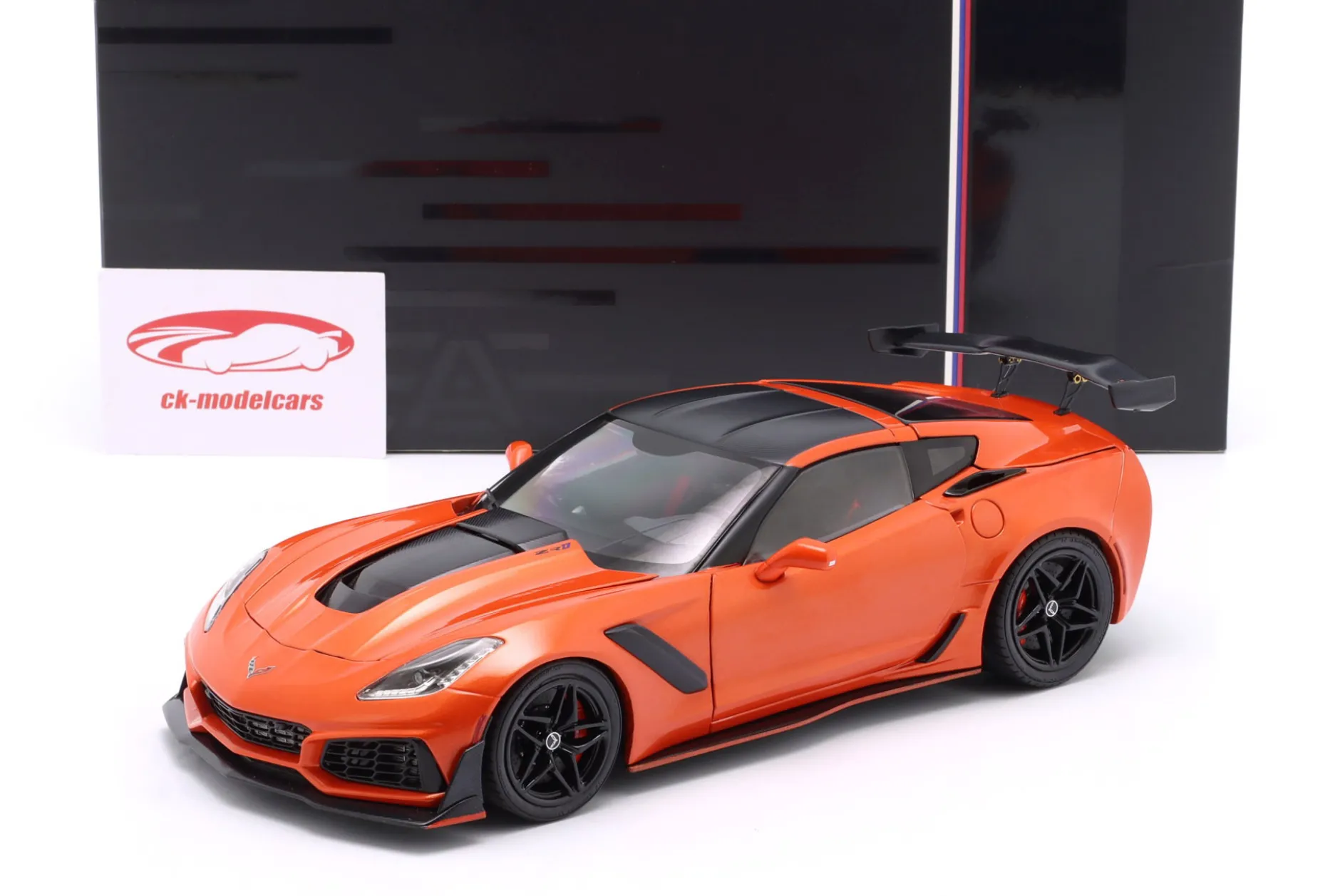 Chevrolet Corvette C7 ZR1 Baujahr 2019 orange metallic / schwarz 1:18 Ixo