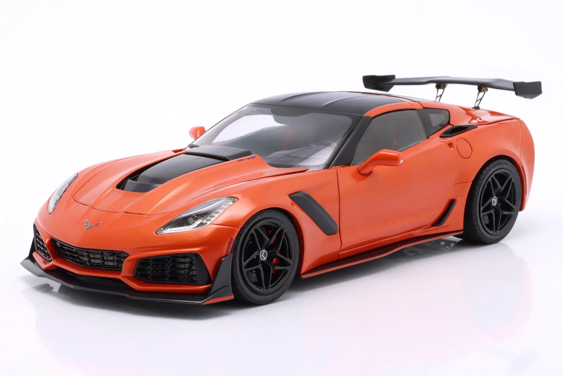 Chevrolet Corvette C7 ZR1 Baujahr 2019 orange metallic / schwarz 1:18 Ixo