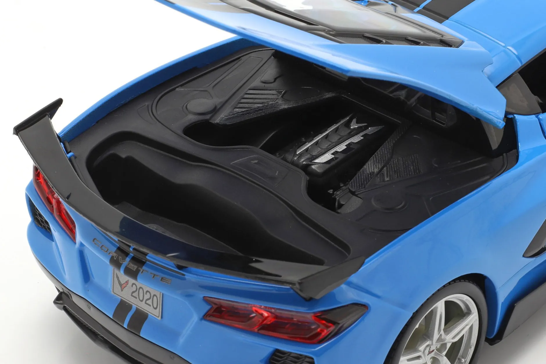 Chevrolet Corvette Stingray Coupe Baujahr 2020 blau / schwarz 1:18 Maisto