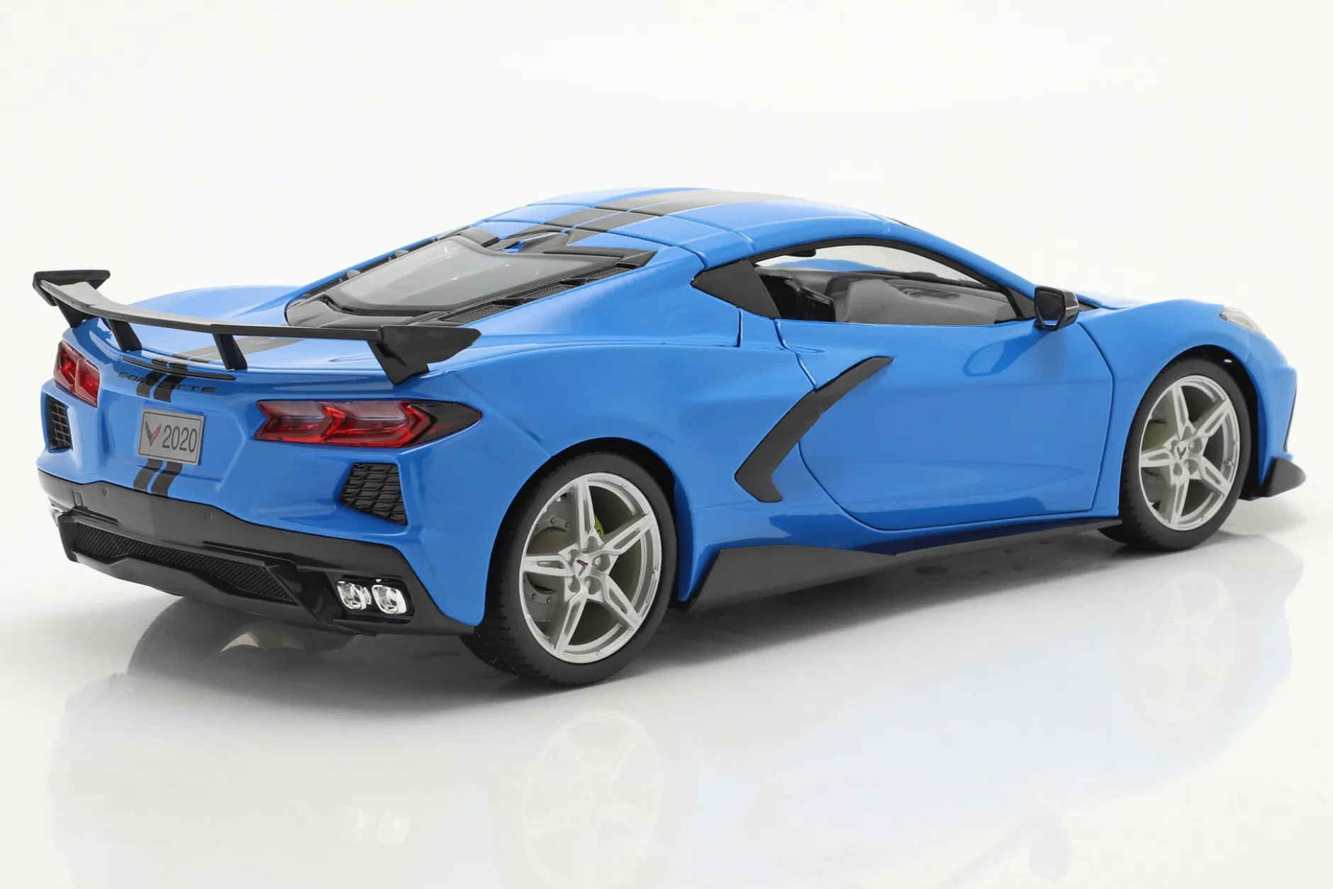 Chevrolet Corvette Stingray Coupe Baujahr 2020 blau / schwarz 1:18 Maisto