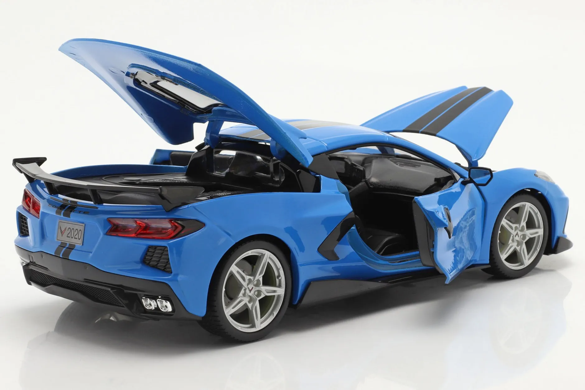 Chevrolet Corvette Stingray Coupe Baujahr 2020 blau / schwarz 1:18 Maisto