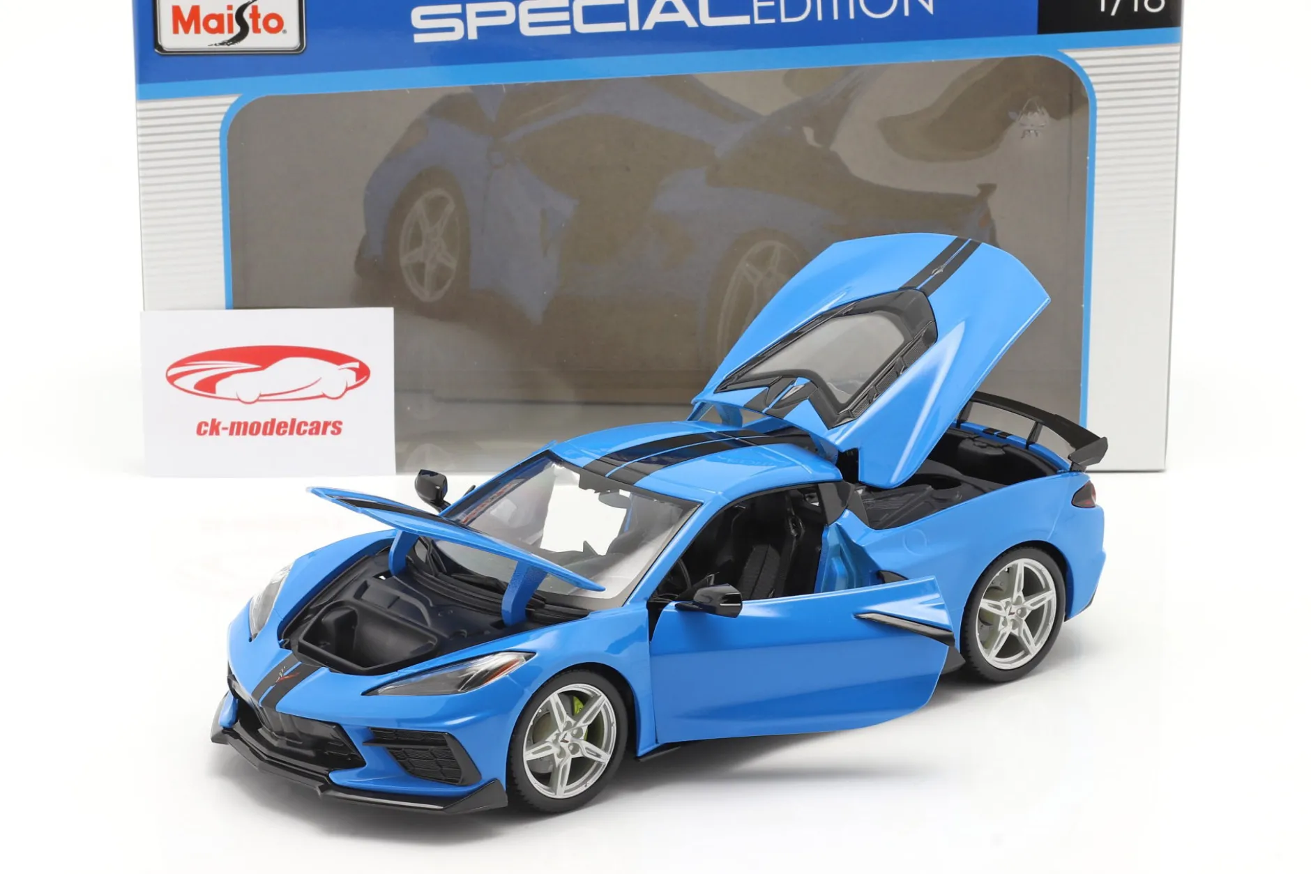 Chevrolet Corvette Stingray Coupe Baujahr 2020 blau / schwarz 1:18 Maisto