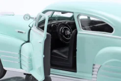 Chevrolet Fleetline Aerosedan Baujahr 1948 hellgrün 1:24 Maisto