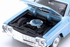 Chevrolet Impala SS Baujahr 1964 hellblau 1:24 Maisto