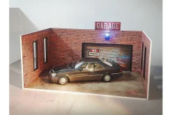Diorama-Bausatz Backstein Garagen Set mehrfarbiges Rolltor 1:18 Dioramatoys