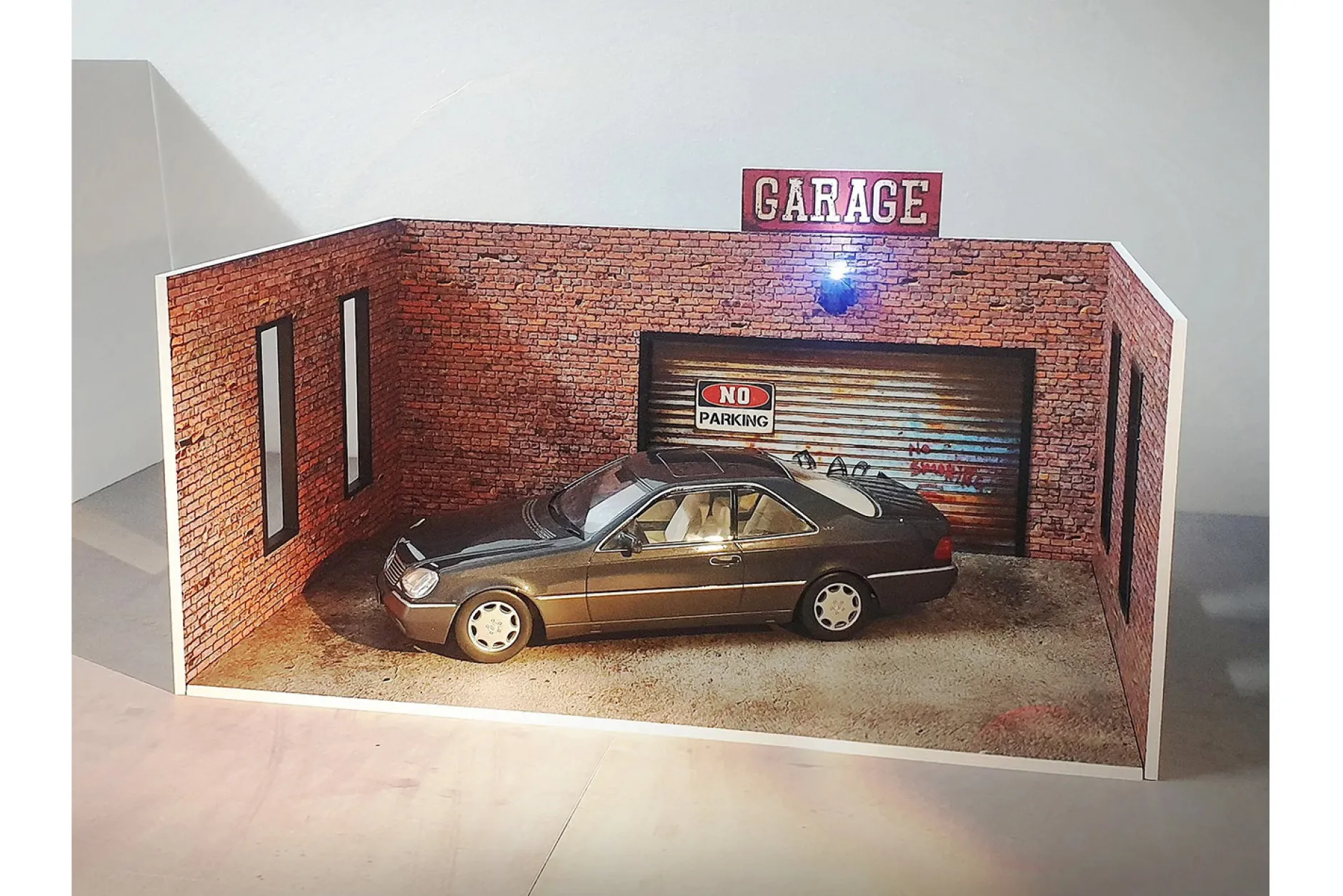 Diorama-Bausatz Backstein Garagen Set mehrfarbiges Rolltor 1:18 Dioramatoys