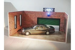 Diorama-Bausatz Backstein Garagen Set grünes Rolltor 1:18 Dioramatoys