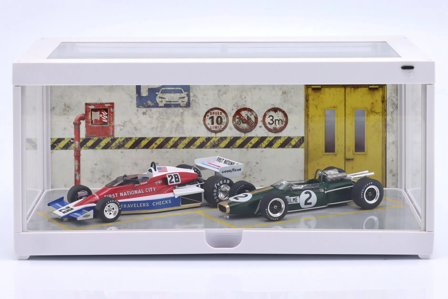 Diorama Einzelvitrine weiß mit LED-Beleuchtung f. Maßstab 1:18 / 1:24 Triple9