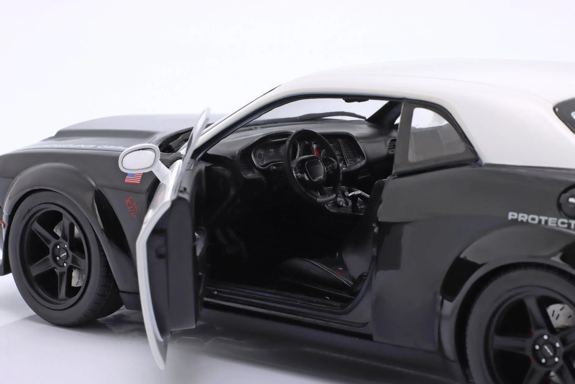 Dodge Challenger Demon Highway Police Baujahr 2023 schwarz / weiß 1:18 Solido