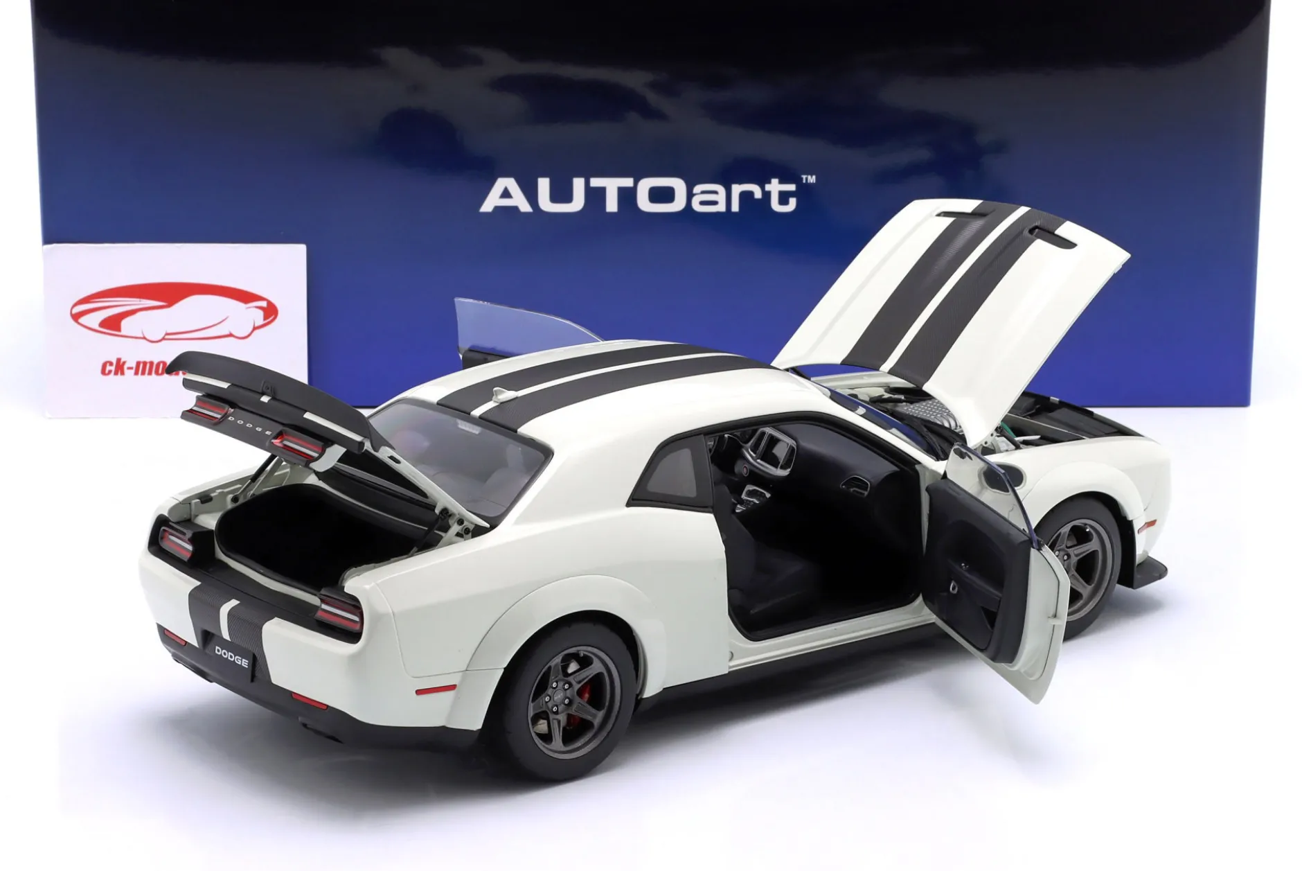 Dodge Challenger SRT Super Stock Baujahr 2023 weiß / karbon 1:18 AUTOart