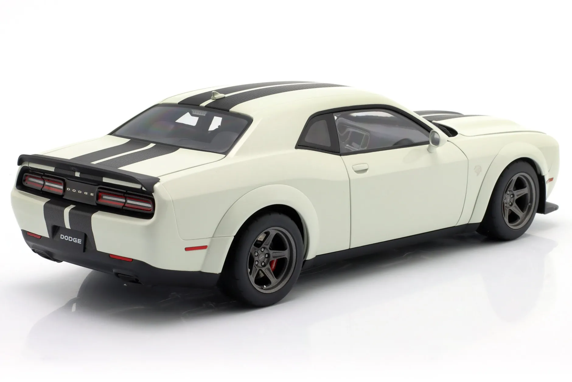 Dodge Challenger SRT Super Stock Baujahr 2023 weiß / karbon 1:18 AUTOart