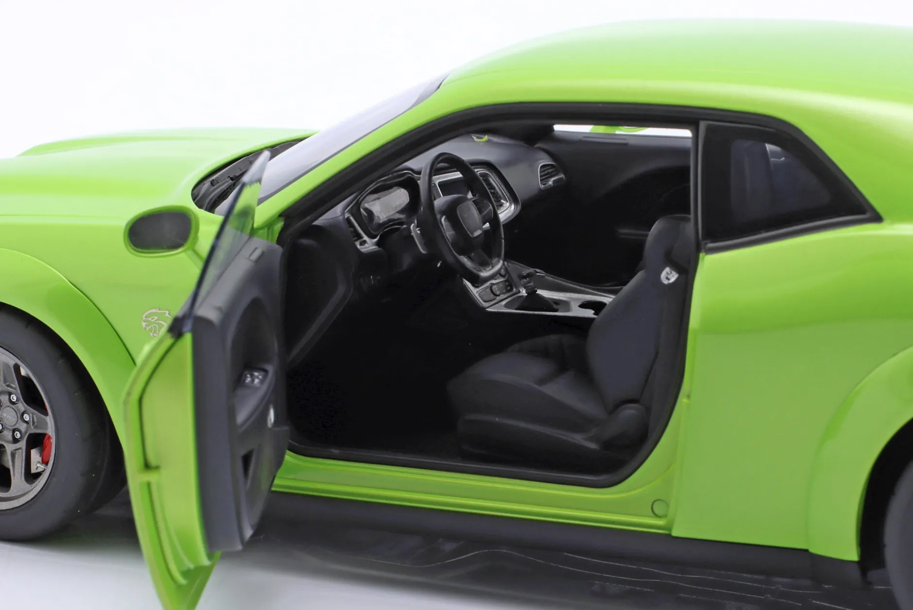 Dodge Challenger SRT Super Stock Baujahr 2023 grün 1:18 AUTOart