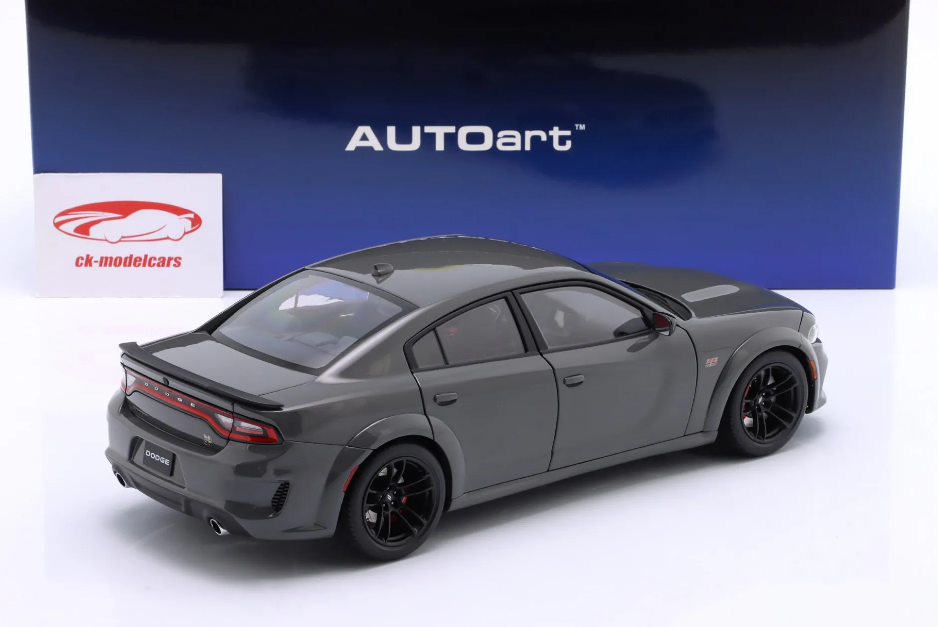 Dodge Charger Scat Pack Widebody dunkelgrau 1:18 AUTOart