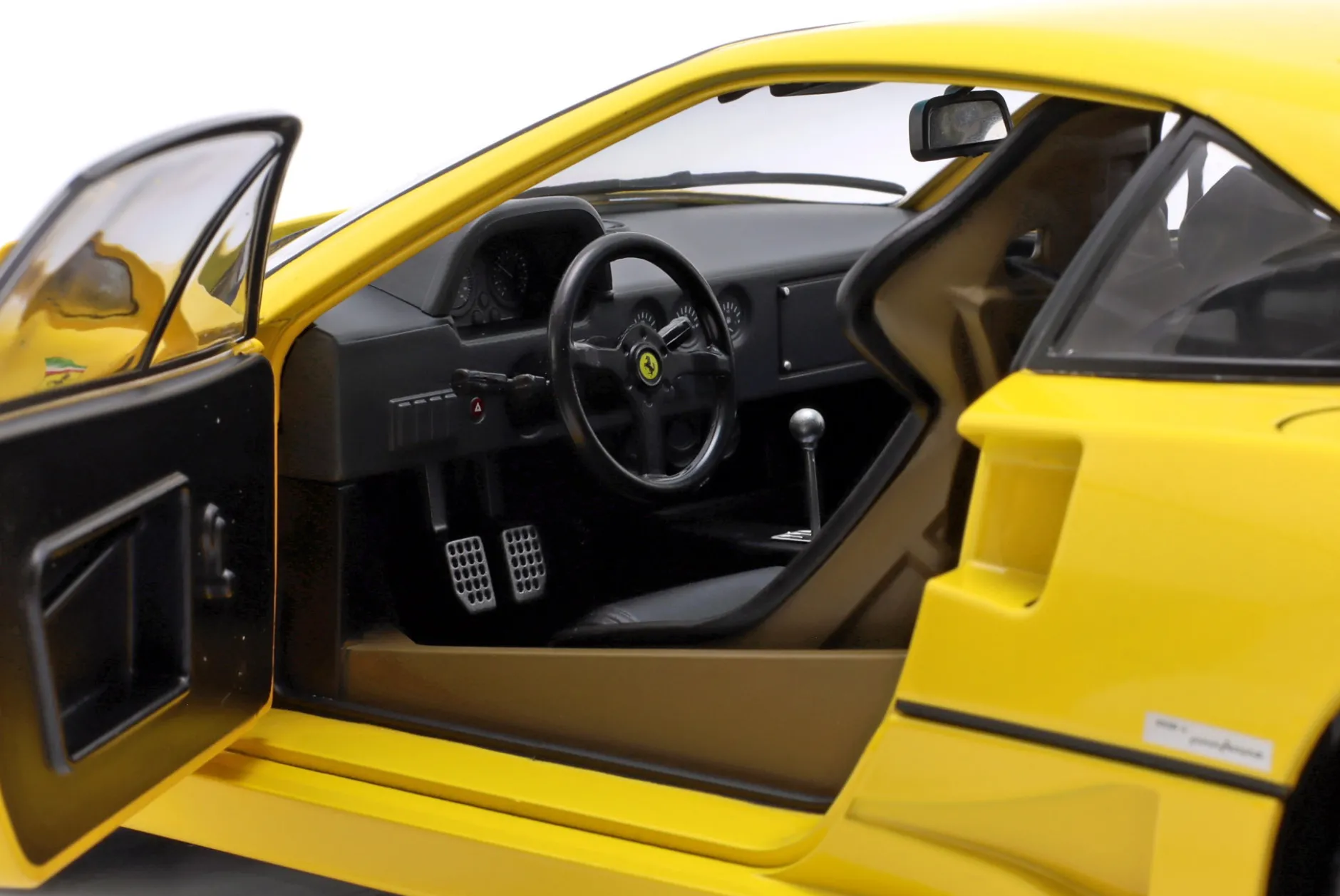 Ferrari F40 Baujahr 1987 gelb 1:12 KK-Scale