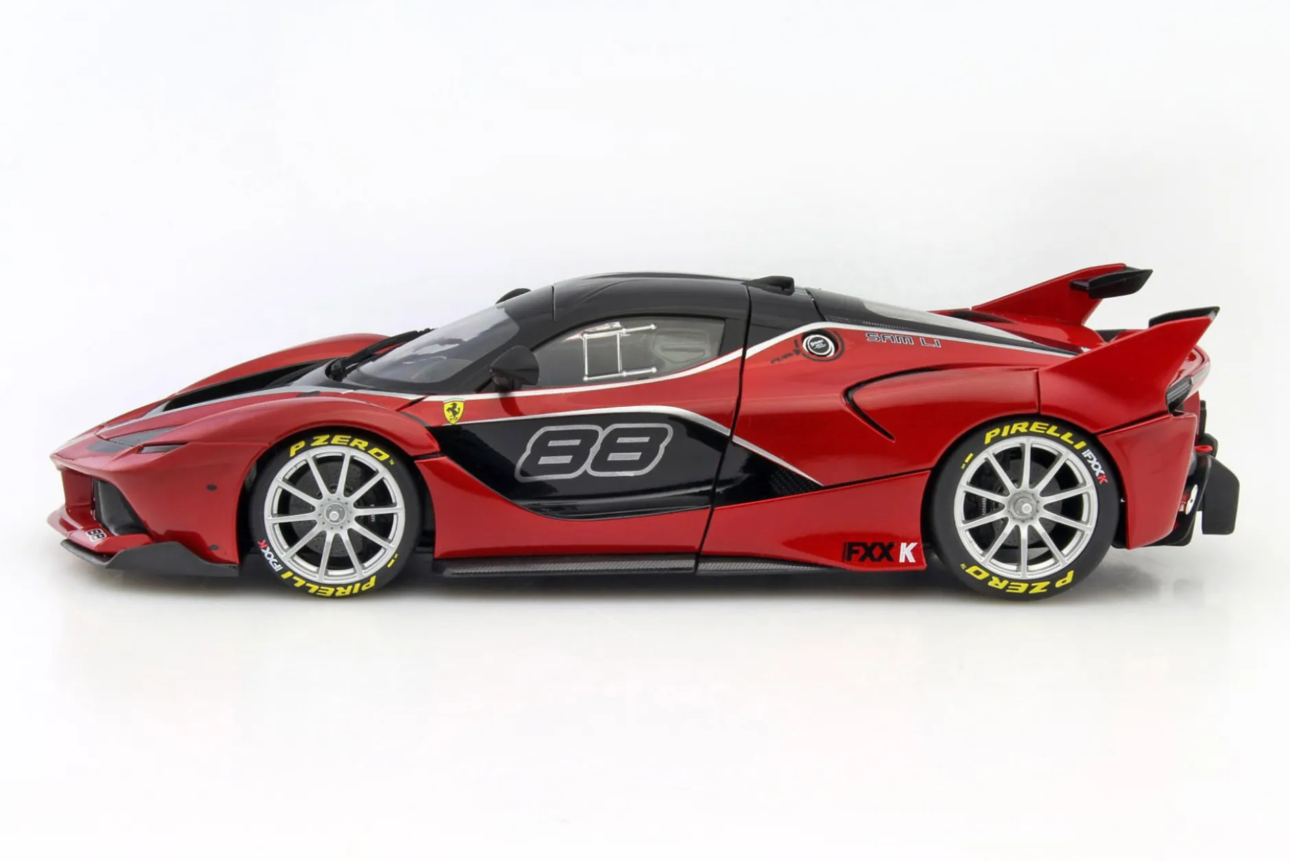 Ferrari FXX-K #88 rot / schwarz 1:18 Bburago Signature
