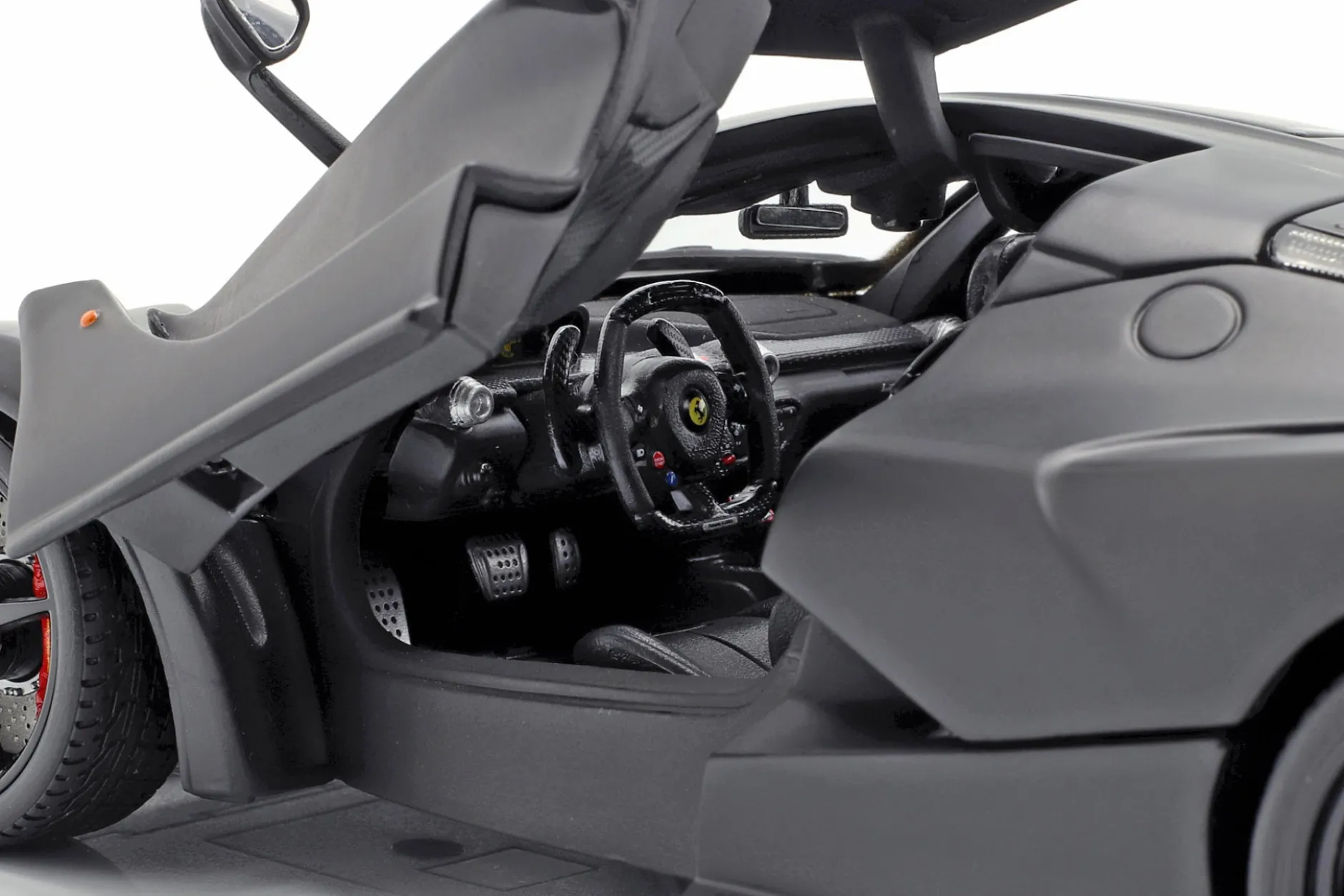 Ferrari LaFerrari Baujahr 2013 mattschwarz 1:18 Bburago Signature
