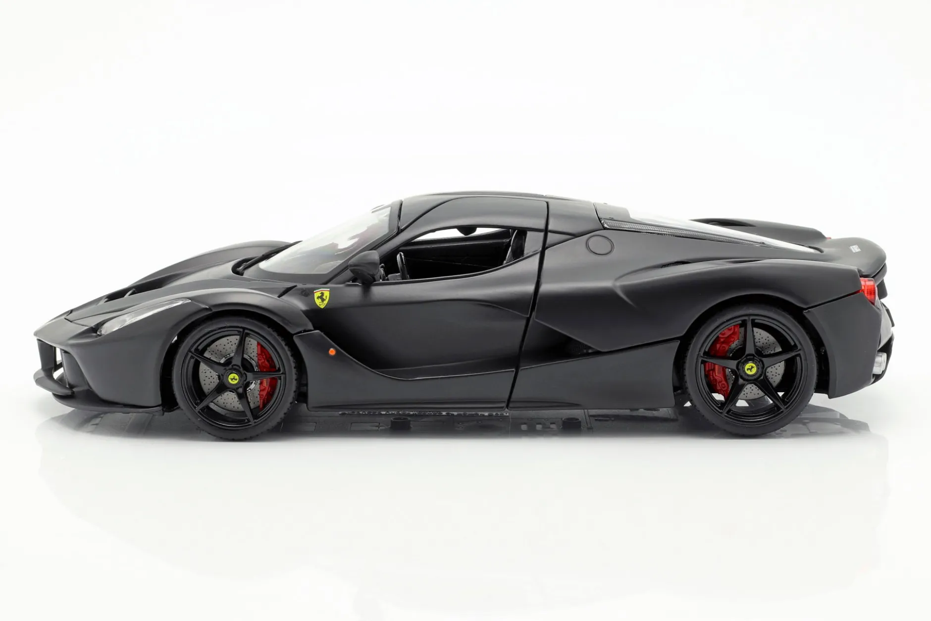 Ferrari LaFerrari Baujahr 2013 mattschwarz 1:18 Bburago Signature