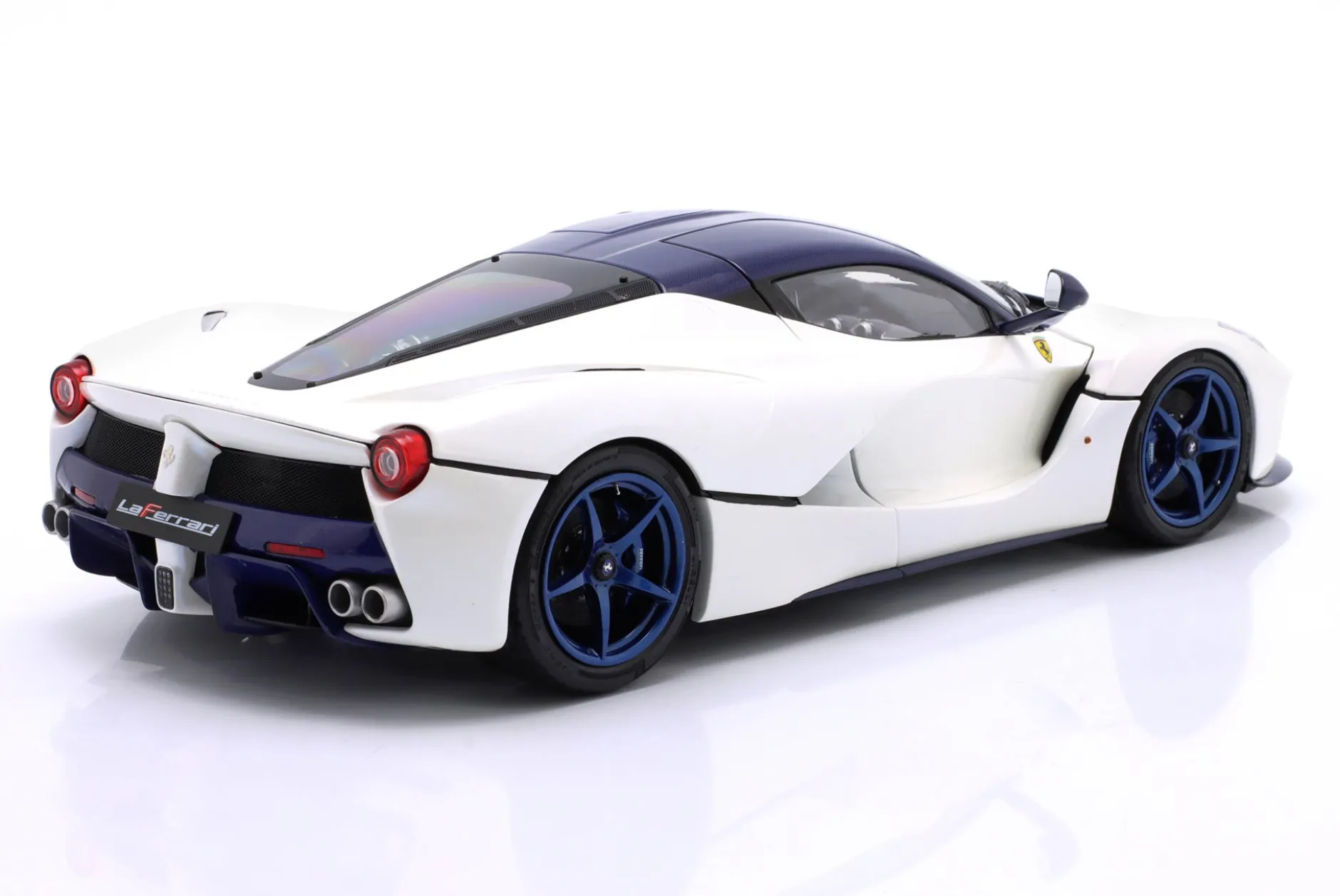 Ferrari LaFerrari Baujahr 2012 weiß / blau 1:18 BBR