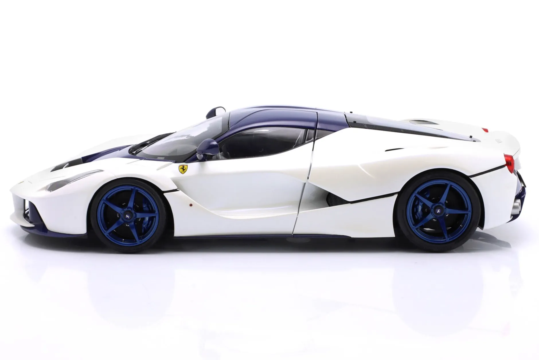 Ferrari LaFerrari Baujahr 2012 weiß / blau 1:18 BBR