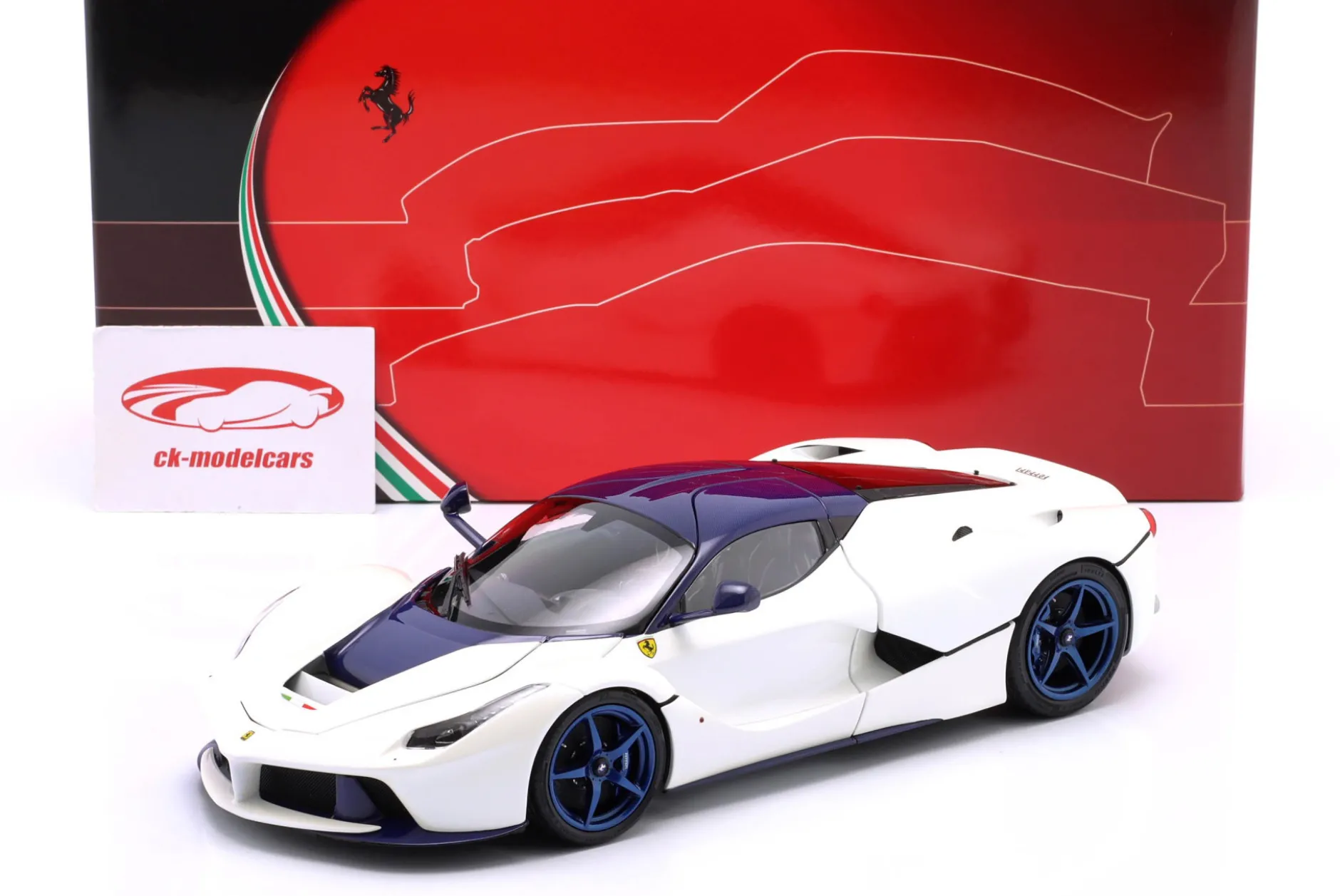 Ferrari LaFerrari Baujahr 2012 weiß / blau 1:18 BBR