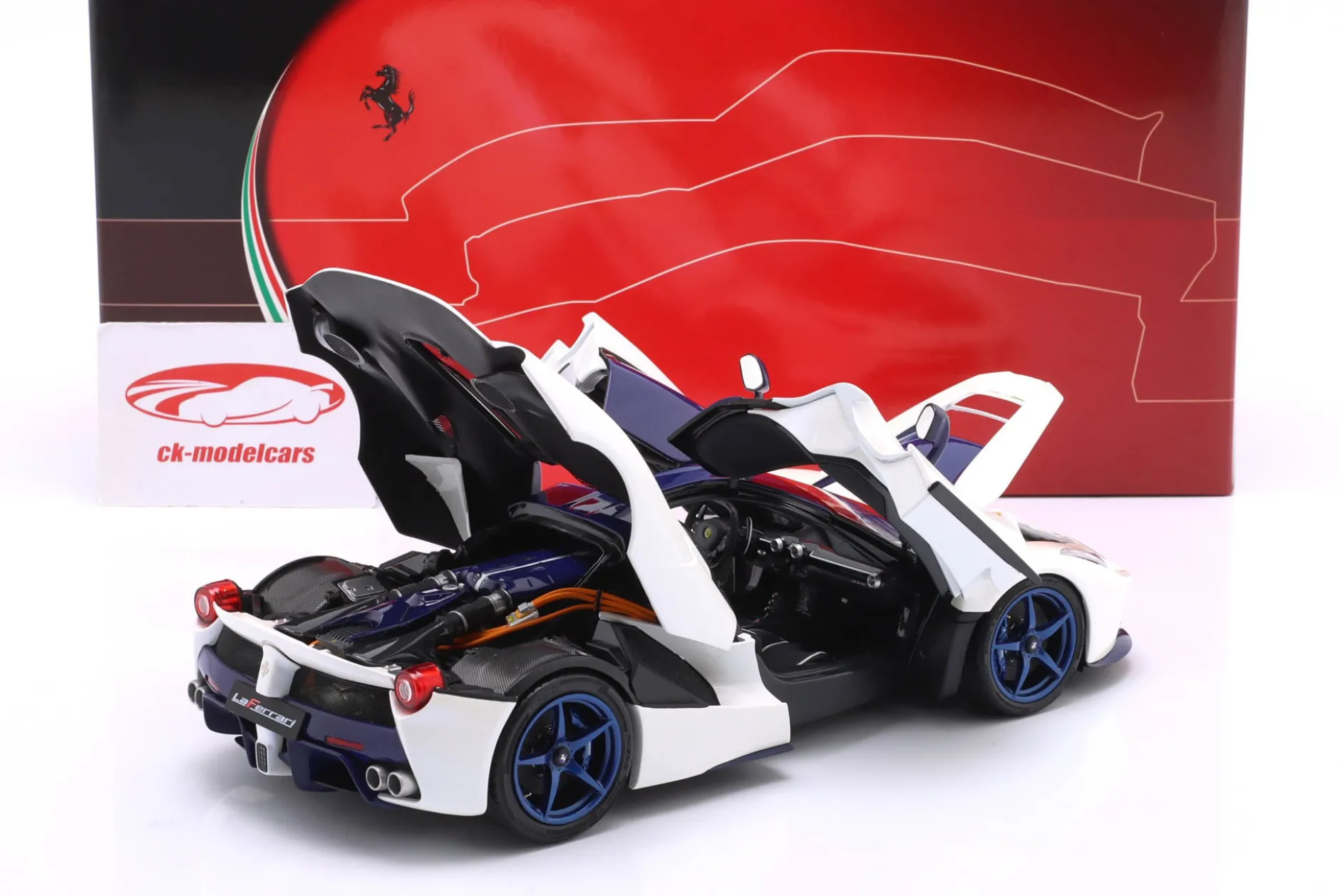 Ferrari LaFerrari Baujahr 2012 weiß / blau 1:18 BBR