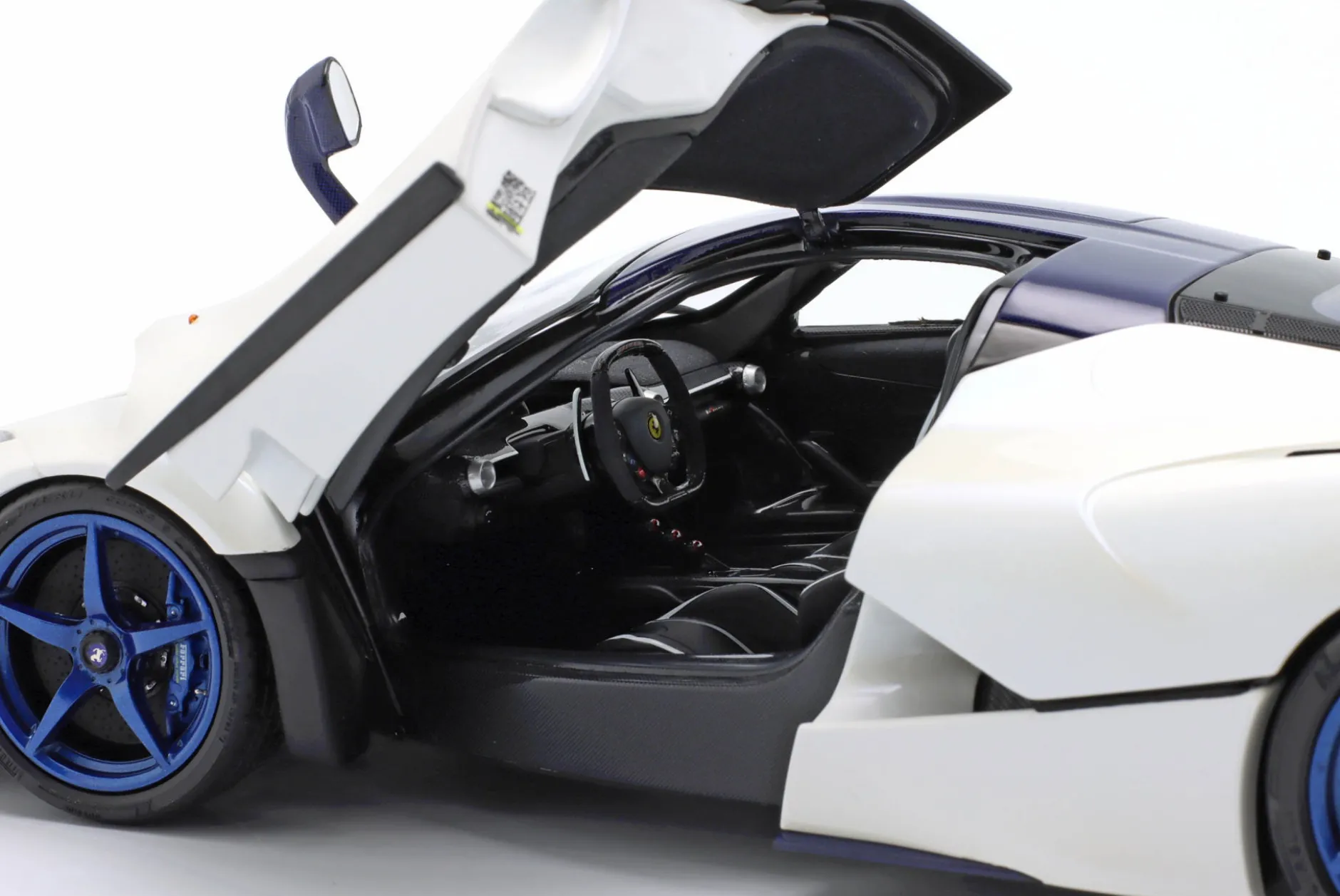 Ferrari LaFerrari Baujahr 2012 weiß / blau 1:18 BBR