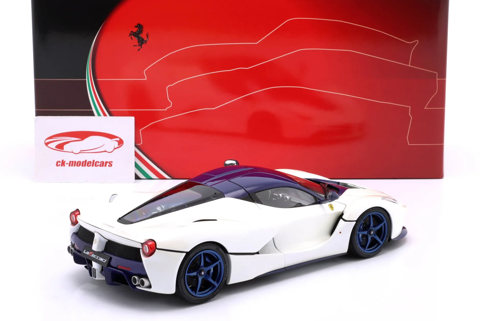Ferrari LaFerrari Baujahr 2012 weiß / blau 1:18 BBR