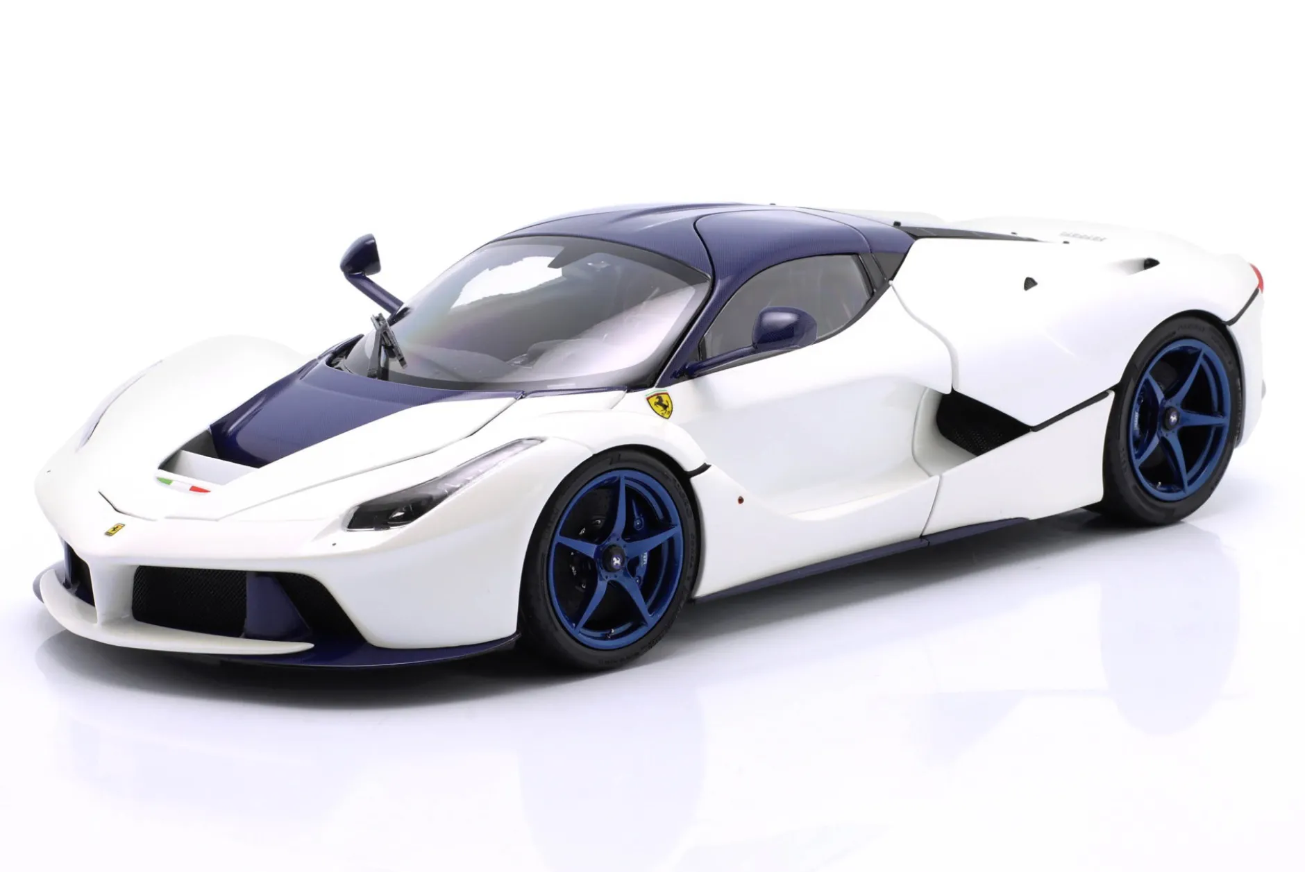 Ferrari LaFerrari Baujahr 2012 weiß / blau 1:18 BBR
