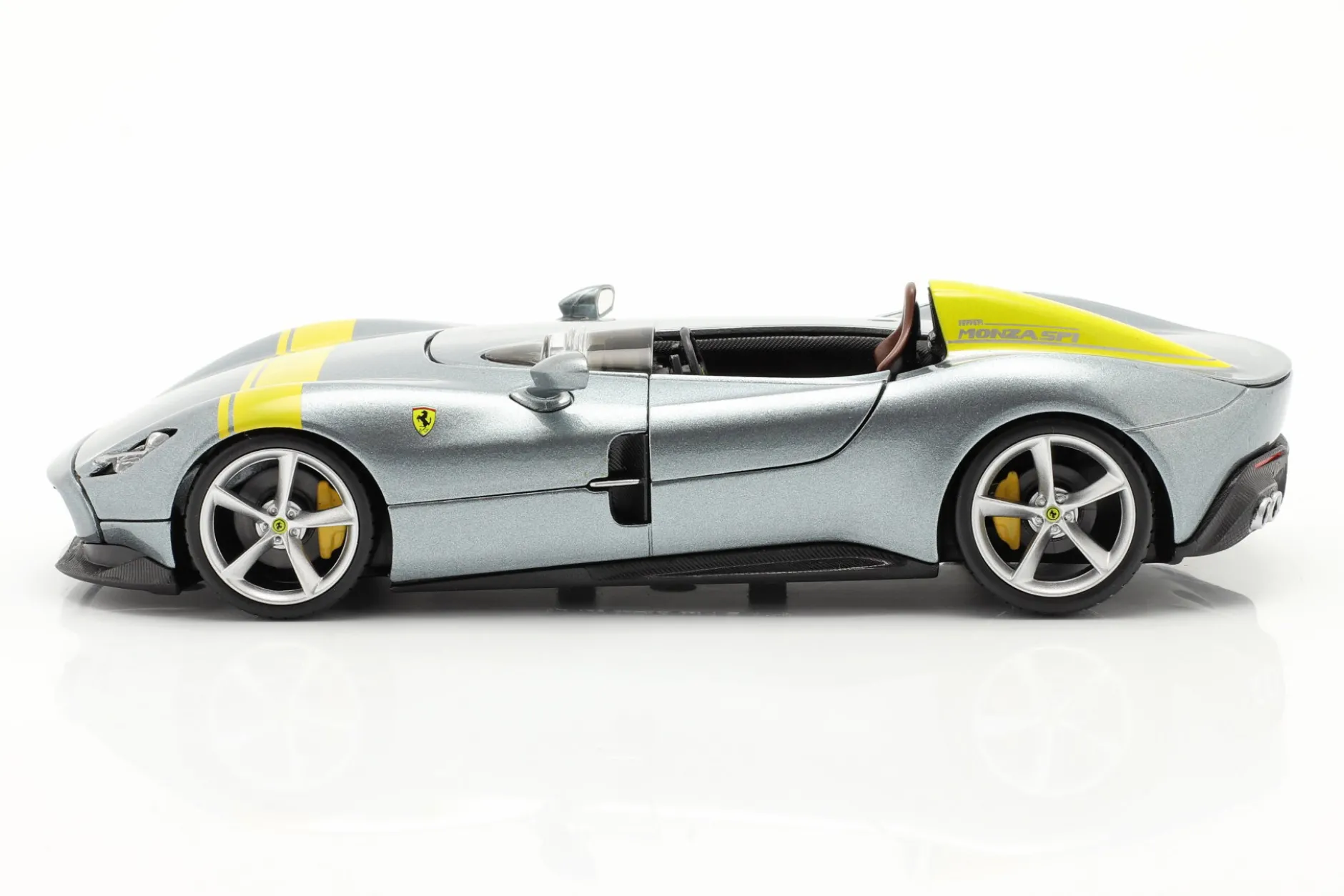 Ferrari Monza SP1 Baujahr 2019 grau metallic / gelb 1:24 Bburago