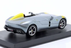 Ferrari Monza SP1 Baujahr 2019 silbergrau metallic / gelb 1:43 Bburago Signature