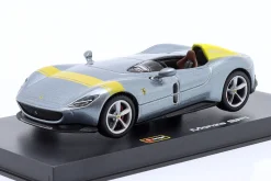 Ferrari Monza SP1 Baujahr 2019 silbergrau metallic / gelb 1:43 Bburago Signature