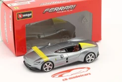 Ferrari Monza SP1 Baujahr 2019 silbergrau metallic / gelb 1:43 Bburago