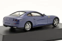 Ferrari 612 Scaglietti Baujahr 2004 mit Vitrine blau 1:43 Altaya
