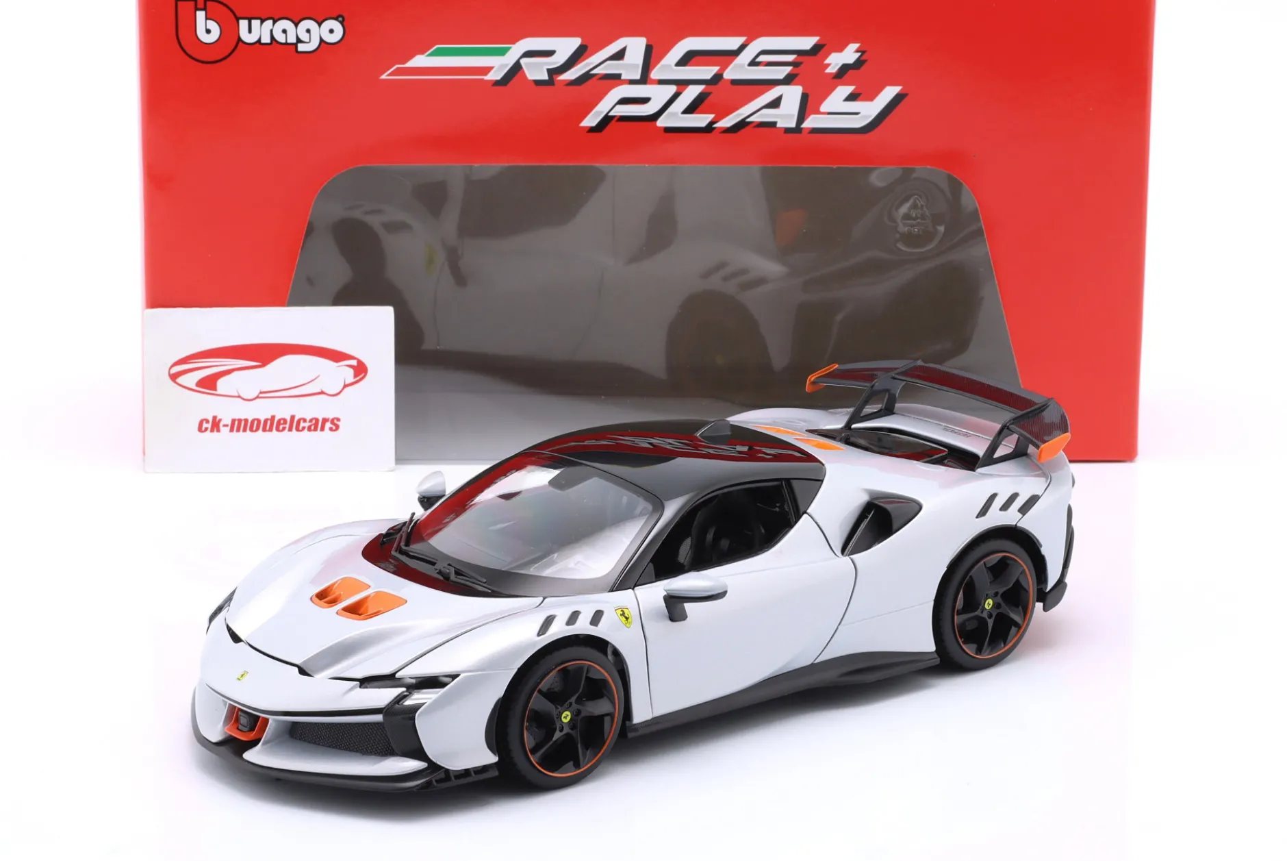 Ferrari SF90 XX Stradale Baujahr 2024 weiß metallic 1:18 Bburago