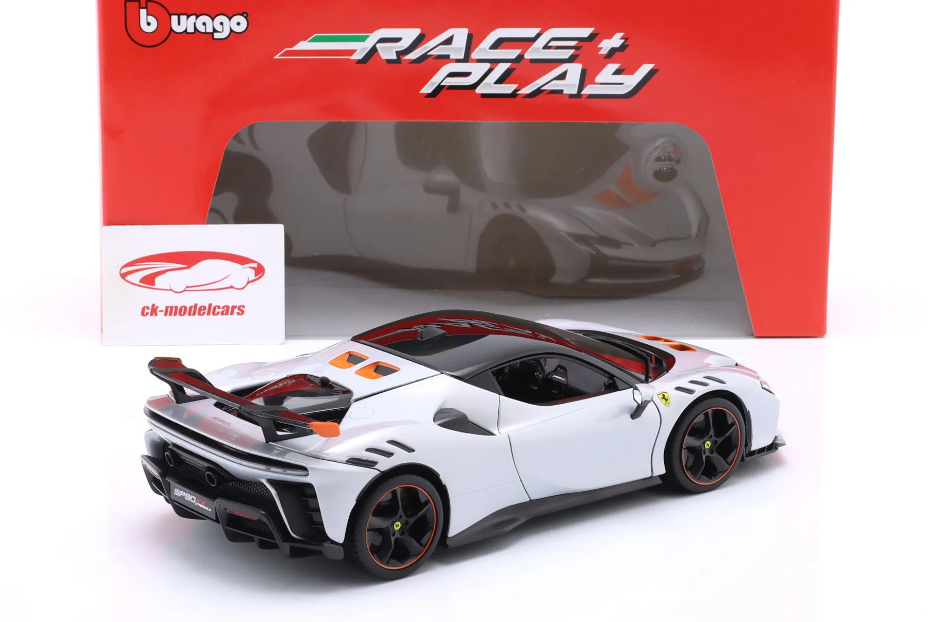 Ferrari SF90 XX Stradale Baujahr 2024 weiß metallic 1:18 Bburago
