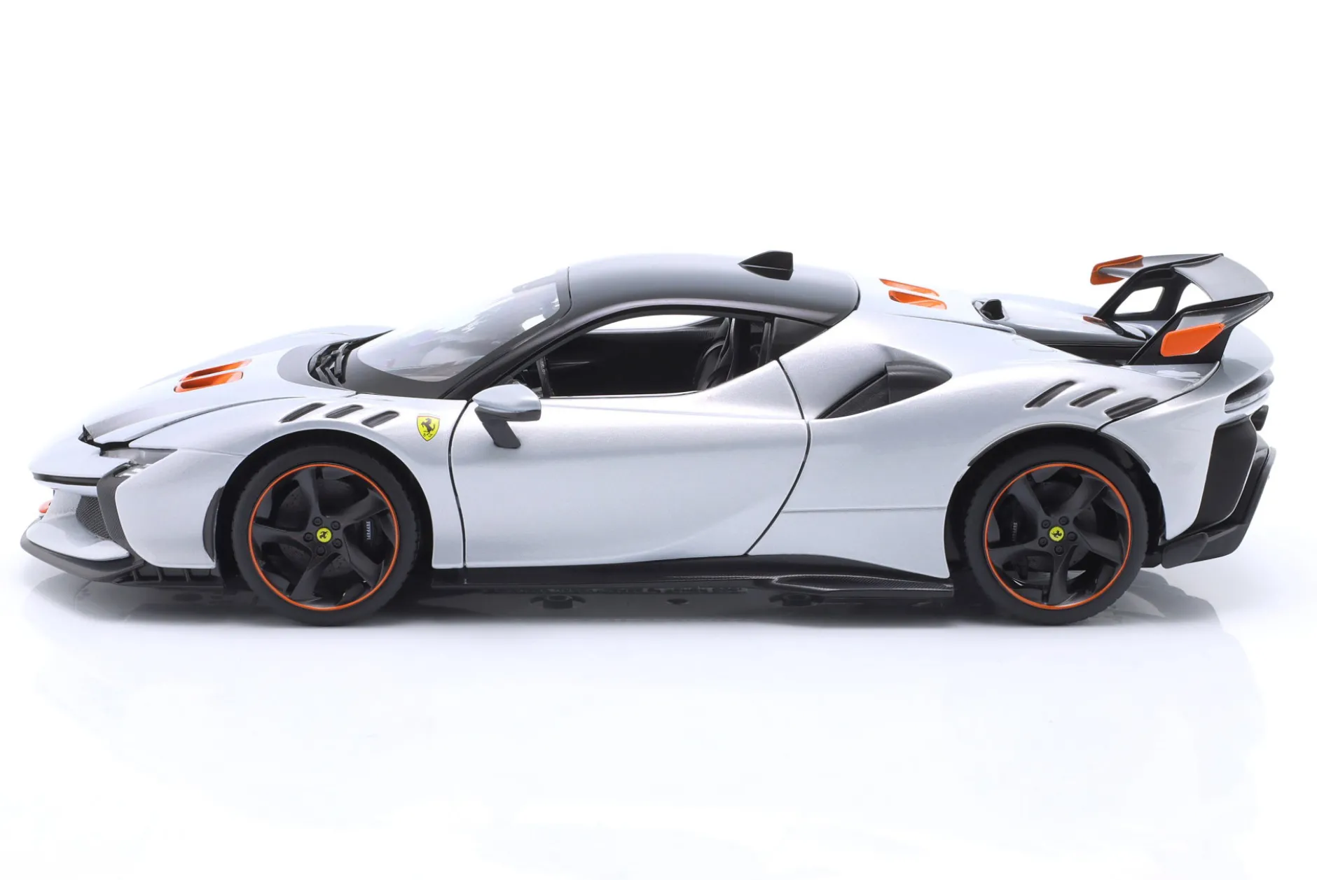 Ferrari SF90 XX Stradale Baujahr 2024 weiß metallic 1:18 Bburago