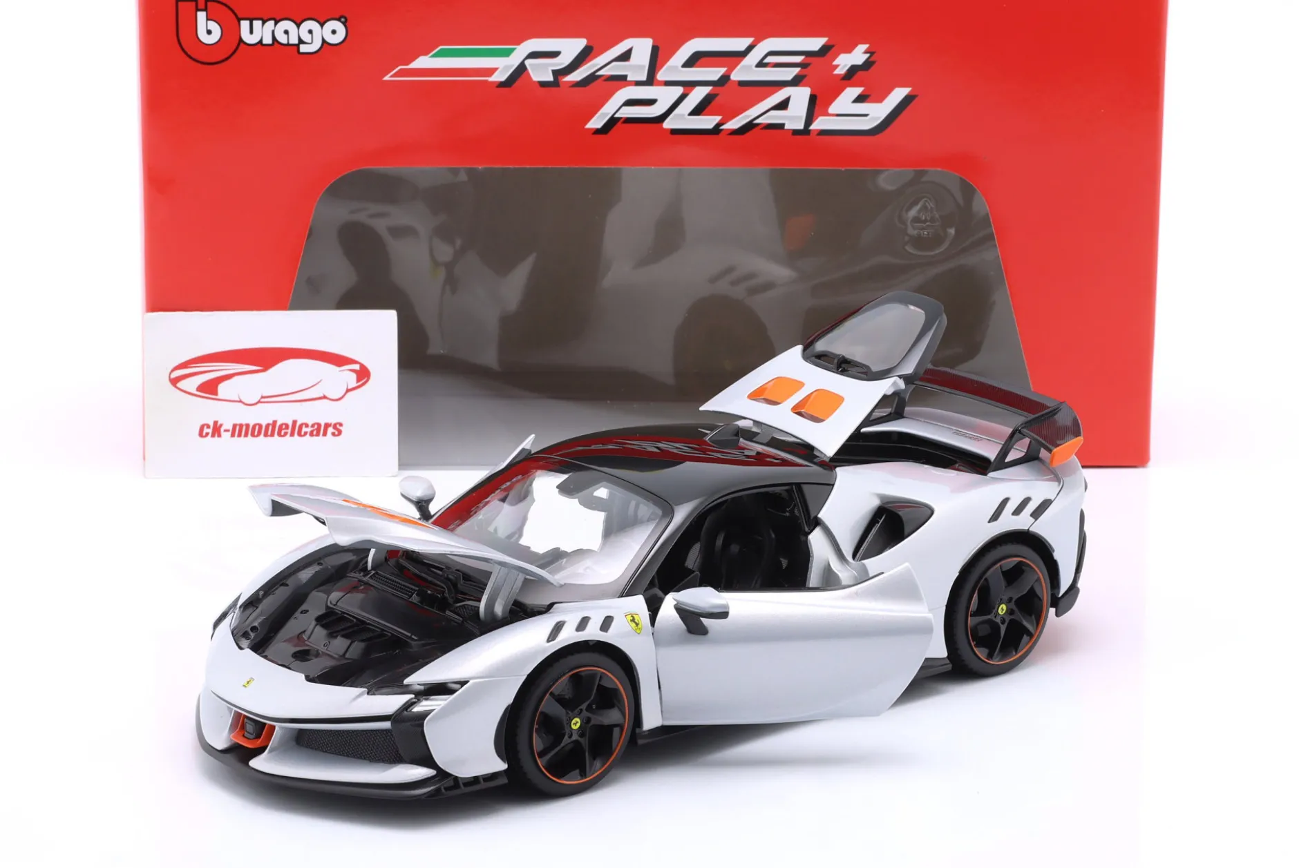 Ferrari SF90 XX Stradale Baujahr 2024 weiß metallic 1:18 Bburago