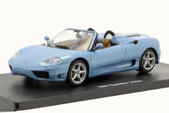 Ferrari 360 Spider Baujahr 2000 mit Vitrine hellblau metallic 1:43 Altaya