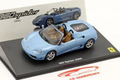 Ferrari 360 Spider Baujahr 2000 mit Vitrine hellblau metallic 1:43 Altaya