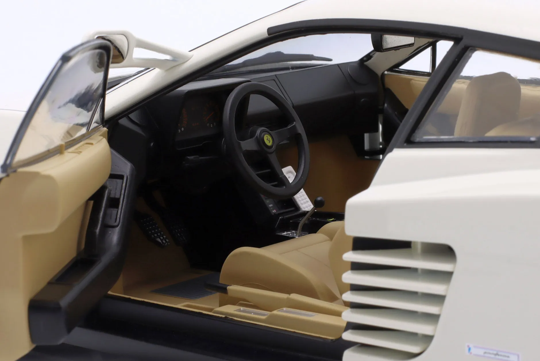 Ferrari Testarossa Monospeccio US-Version Baujahr 1984 weiß 1:12 KK-Scale