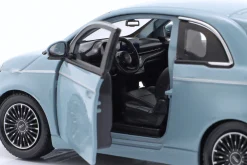 Fiat 500e Baujahr 2023 hellblau 1:24 Bburago