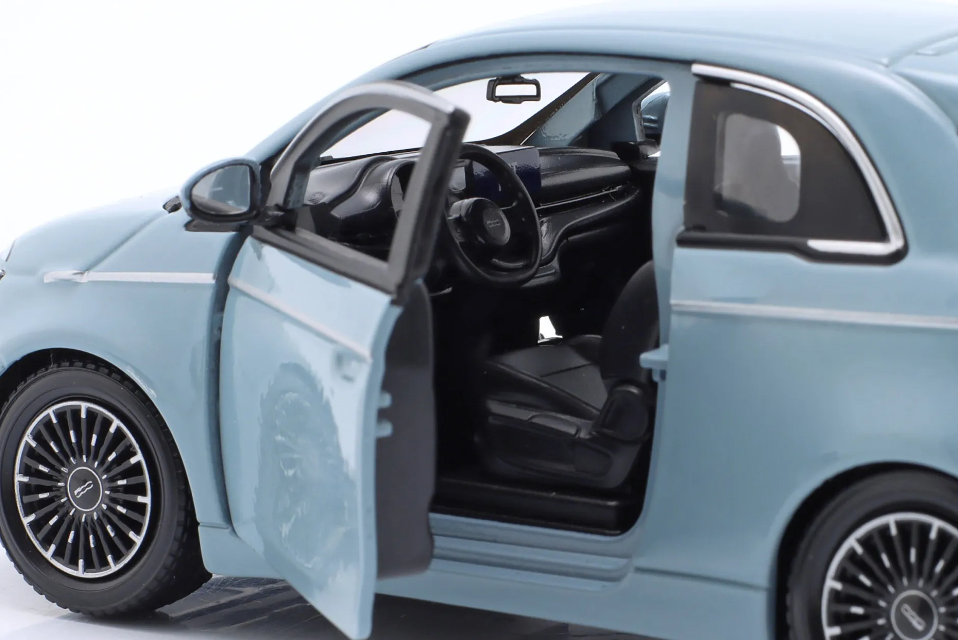 Fiat 500e Baujahr 2023 hellblau 1:24 Bburago