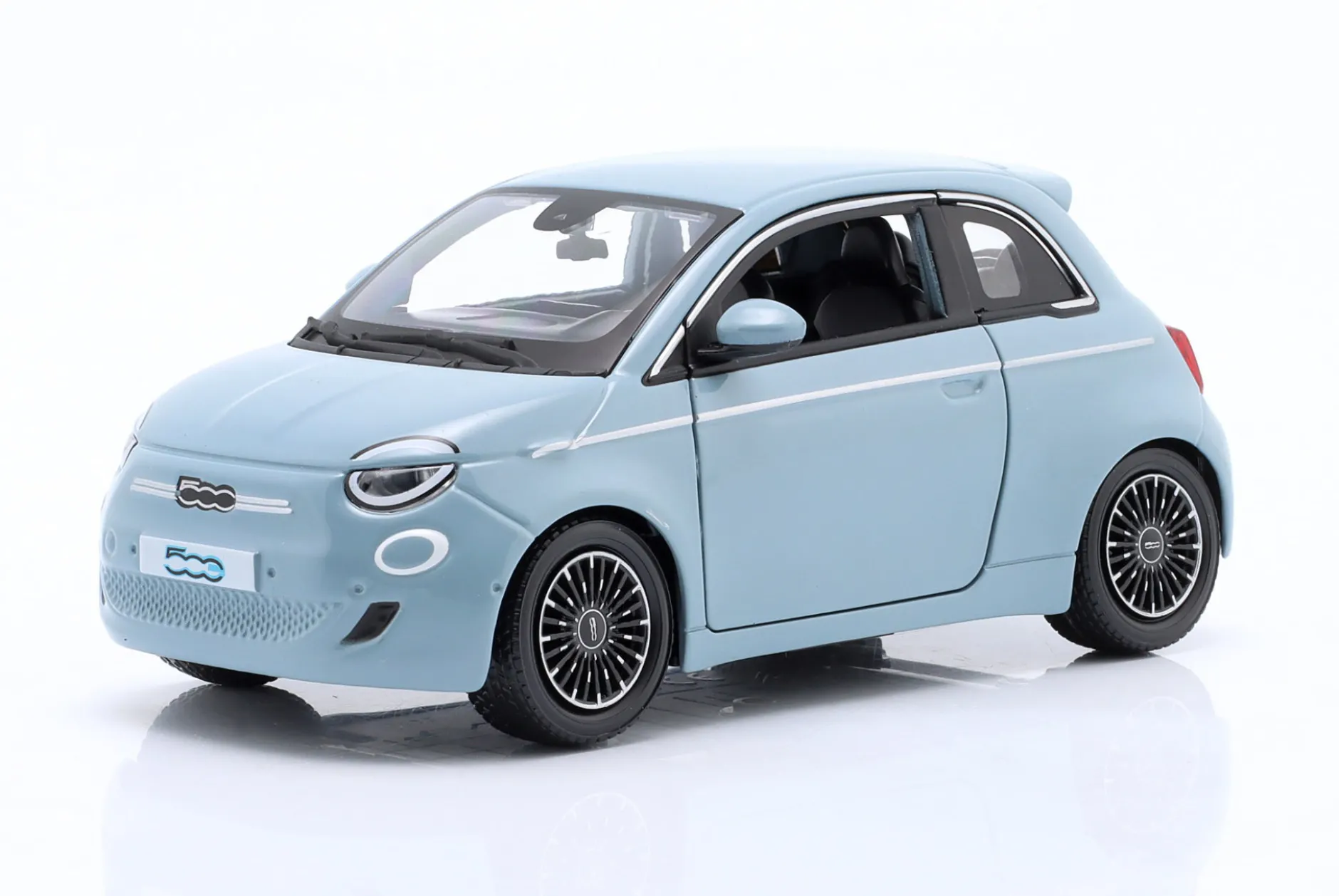 Fiat 500e Baujahr 2023 hellblau 1:24 Bburago