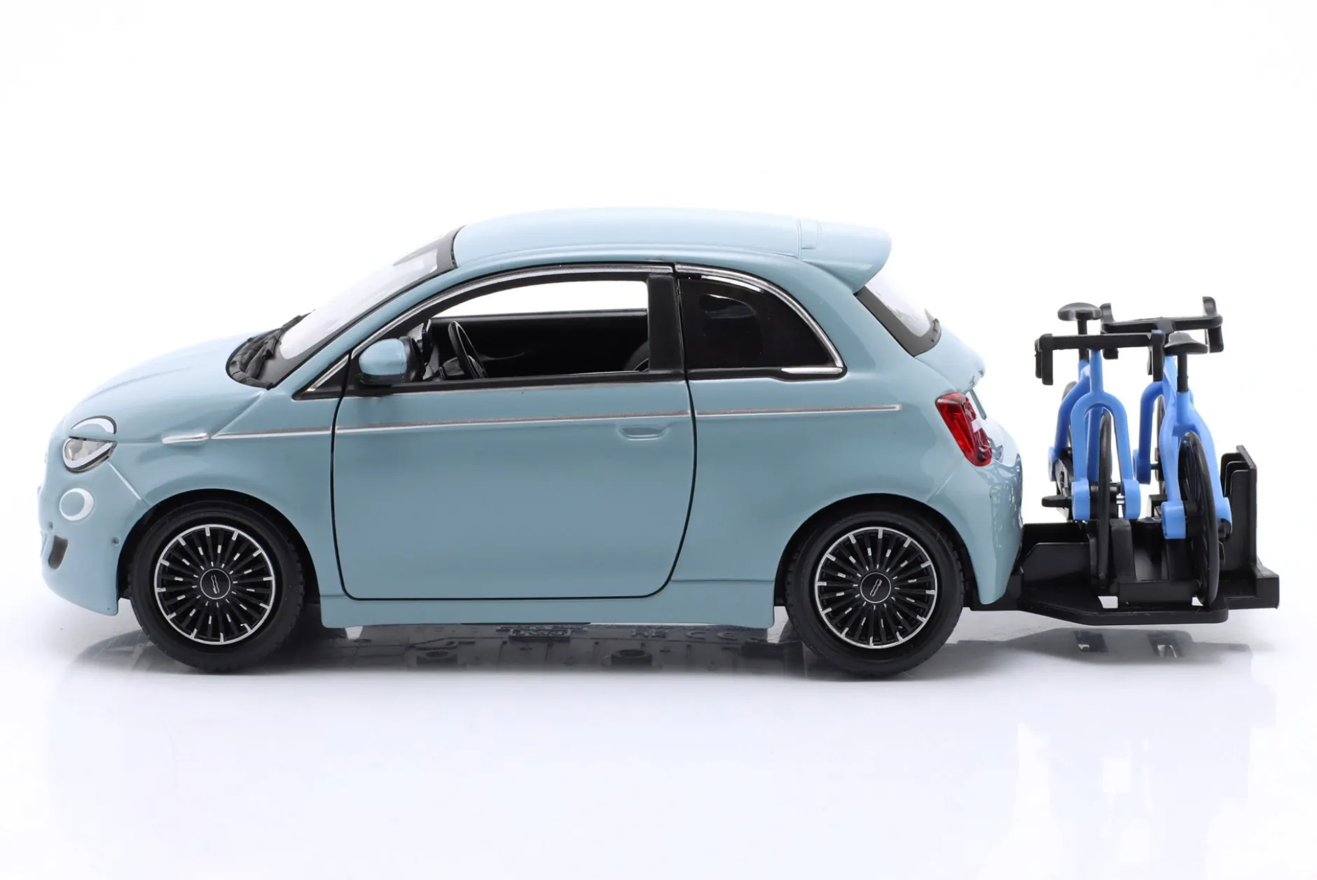 Fiat 500E mit Fahrradträger Baujahr 2023 blau 1:24 Bburago