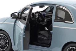 Fiat 500E mit Fahrradträger Baujahr 2023 blau 1:24 Bburago
